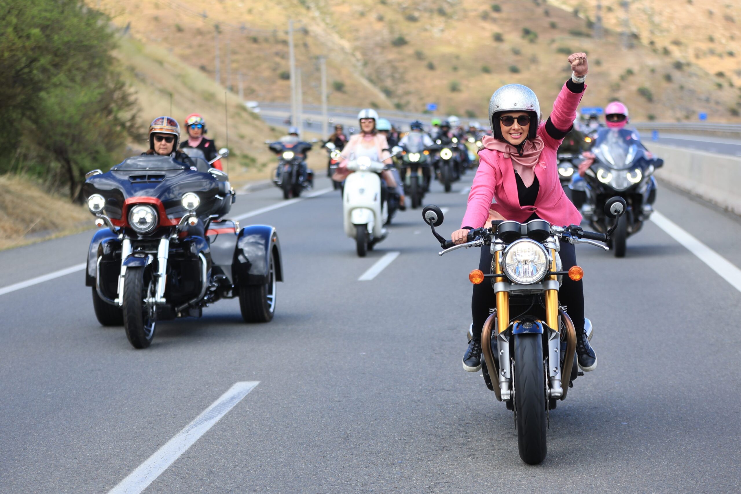 SOLIDARIAS Y GLAMOROSAS: PRIMERA EDICIÓN DE “THE LADIES RIDERS” CONGREGA UN CENTENAR DE MOTOCICLISTAS